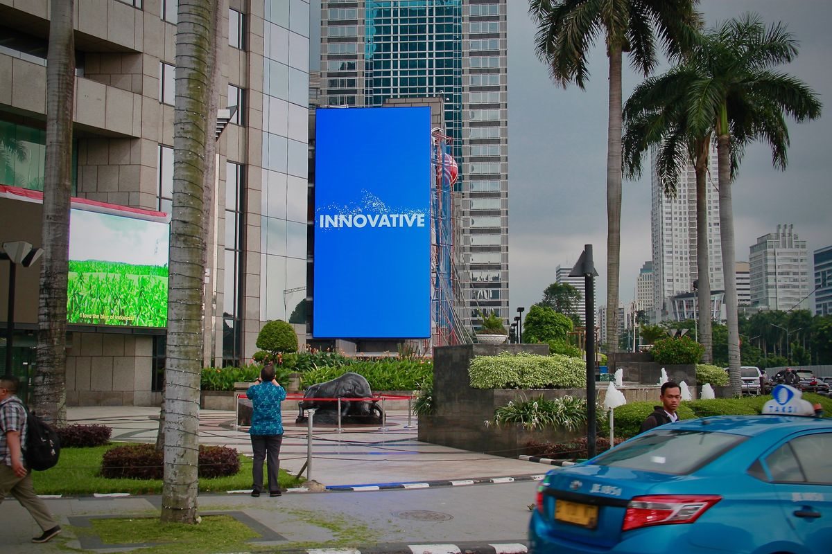 Large outdoor LED display in an urban plaza remaining readable as a high-brightness video wall