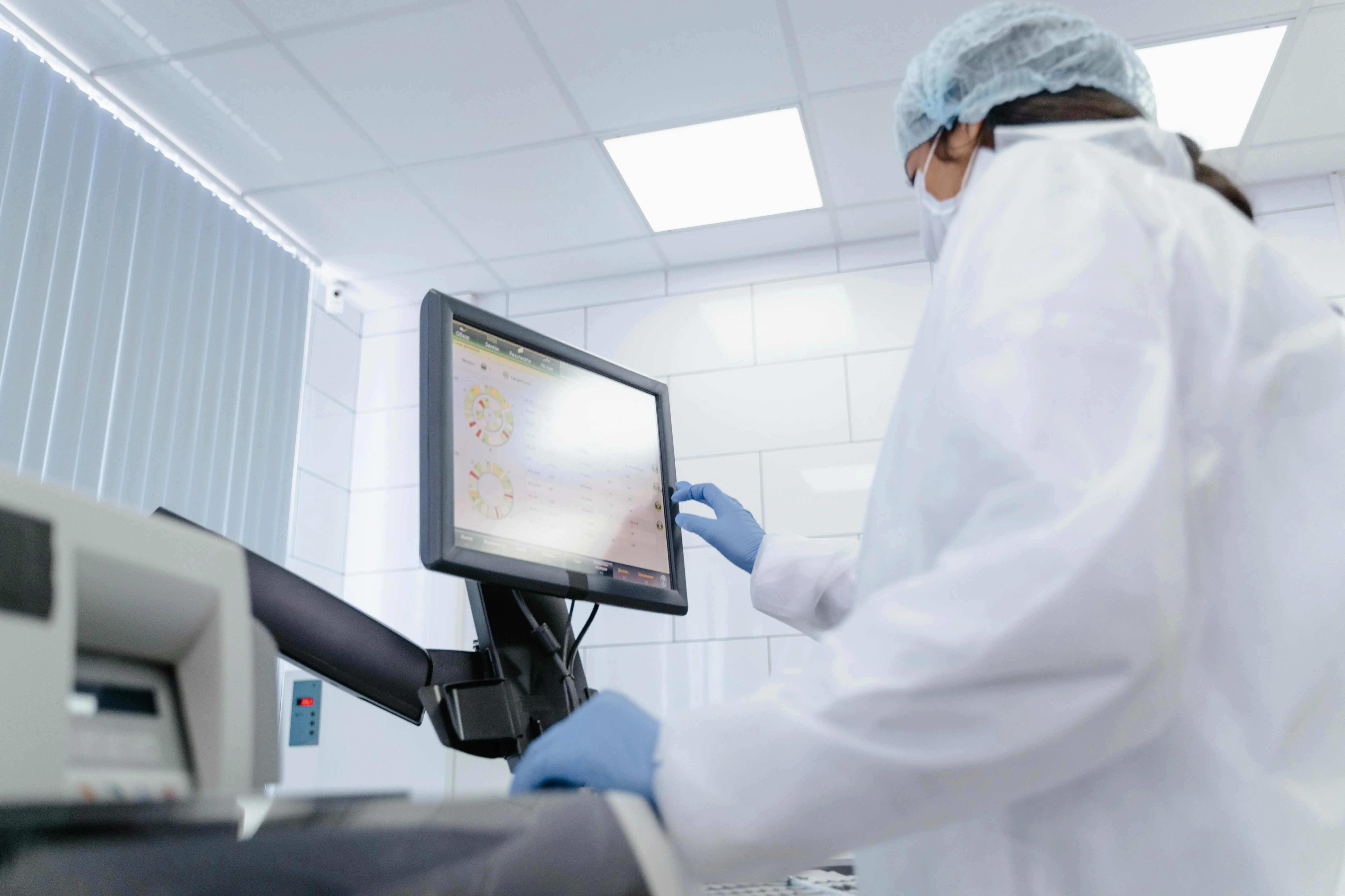 Medical cleanroom worker using a touch display